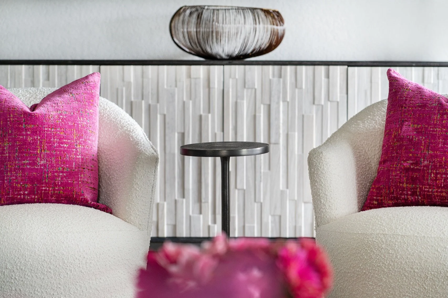 BE BOLD | Color isn&rsquo;t something to be afraid of&hellip;it&rsquo;s something to embrace.

A bold pop of pink can instantly transform a room, adding personality, energy, and a sense of joy. In this living room, vibrant pink pillows against soft w