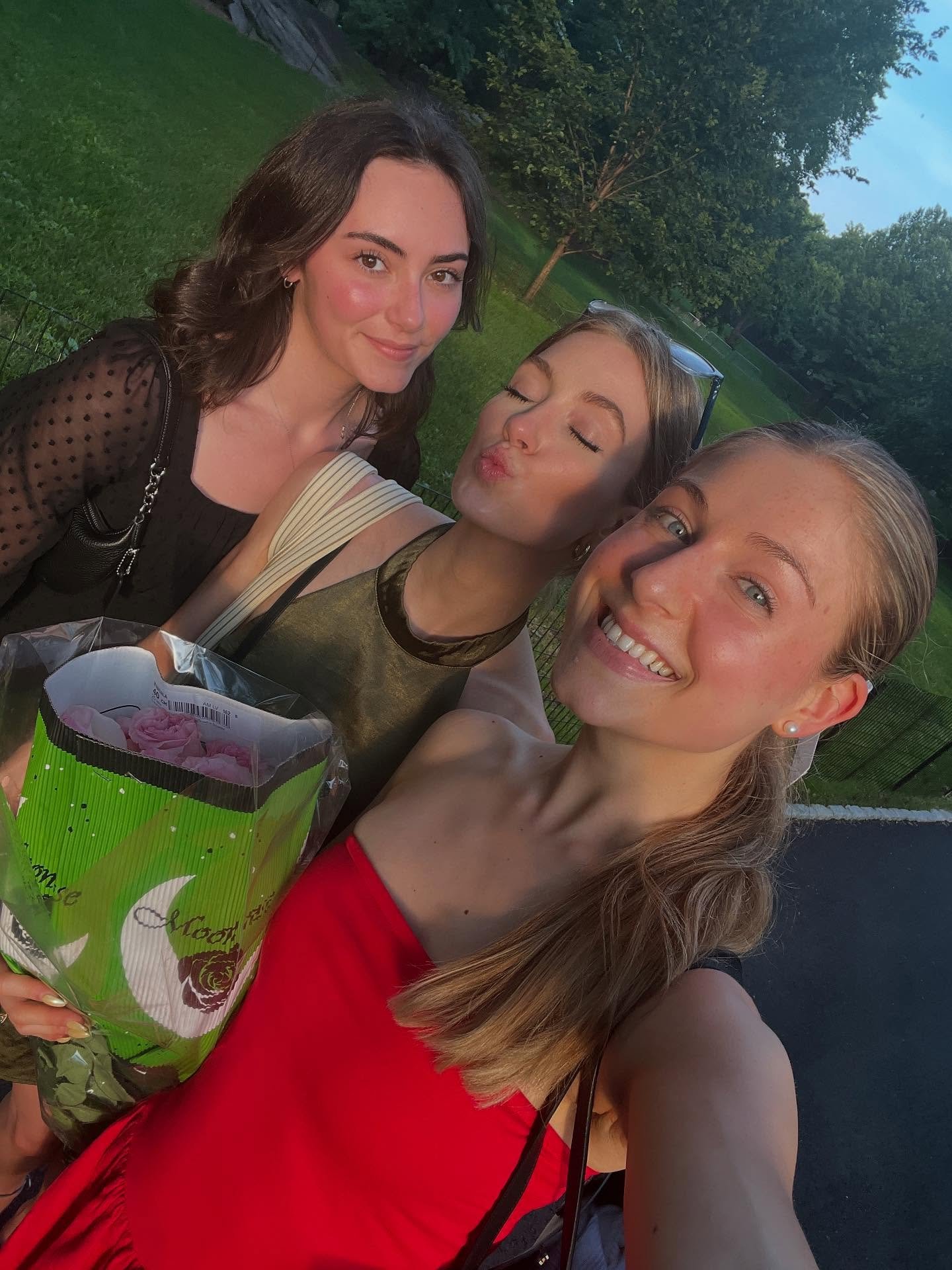 the girlies take NYC 🍎👯&zwj;♀️🤍