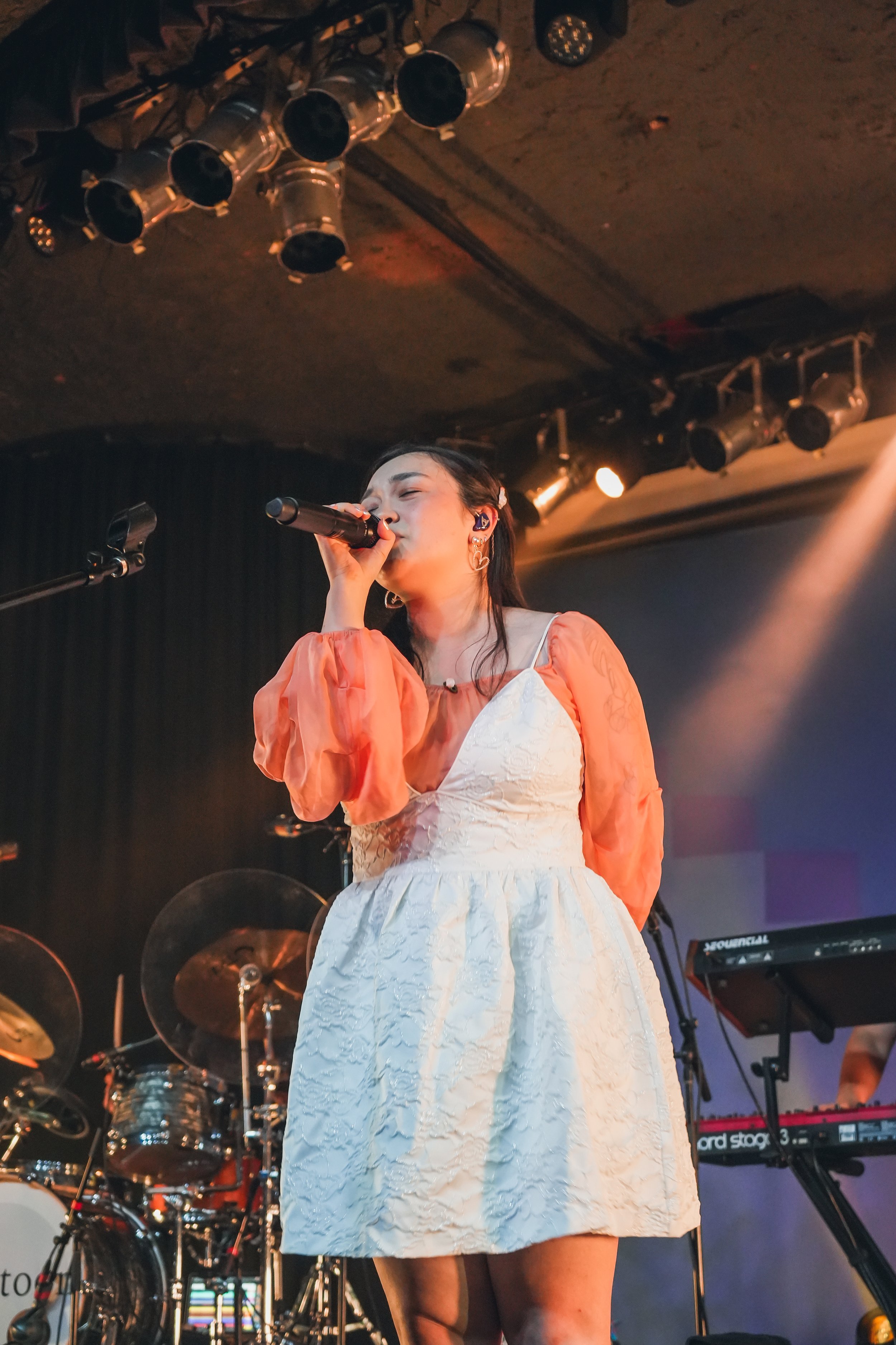 mxmtoon Lights Up Seattle with Dreamy Energy on rising (the tour)