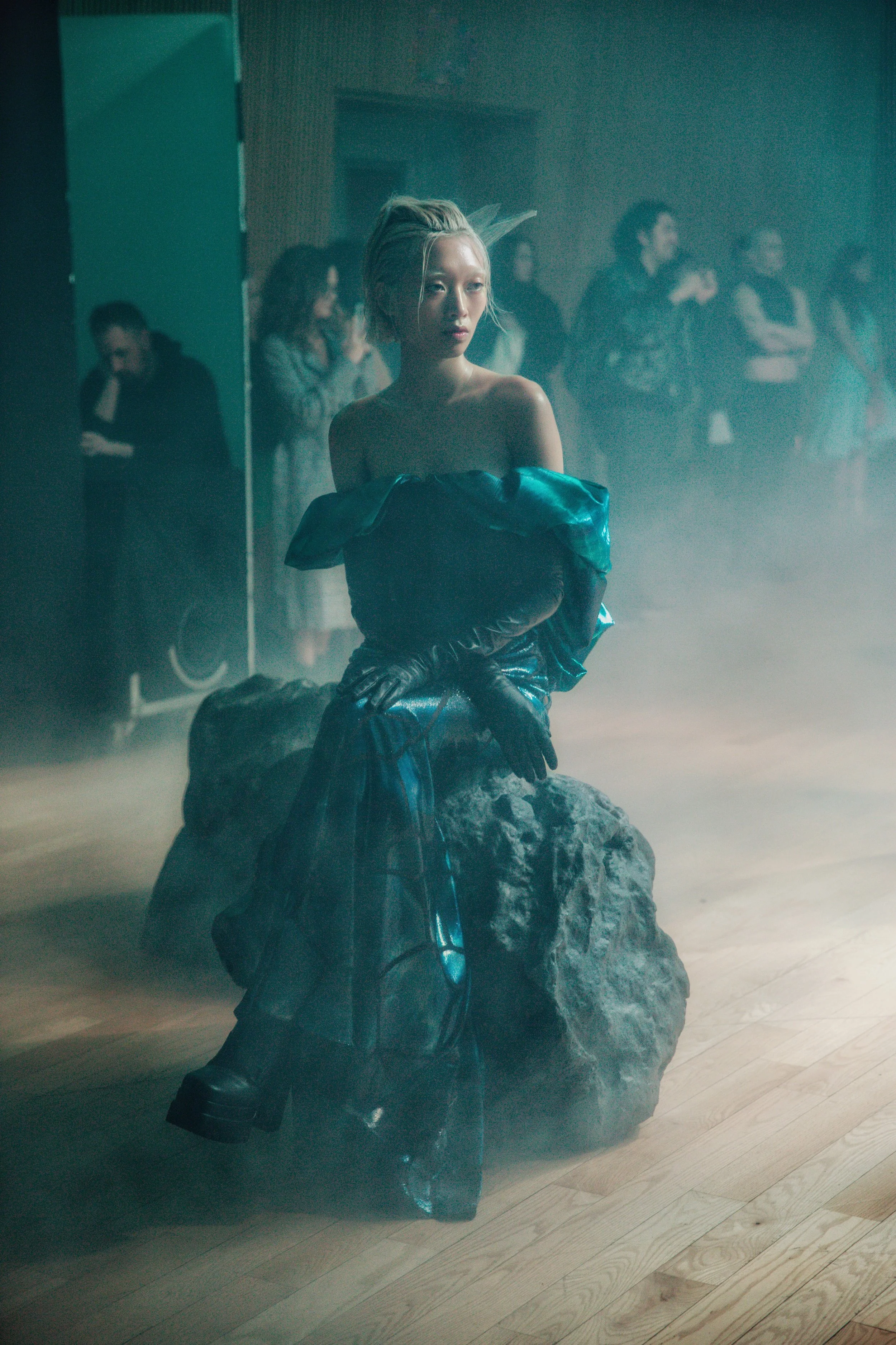 Bach Mai Fall/Winter 2023 “Cave of the Sirens” serenades guests in an entrancing grotto of glass