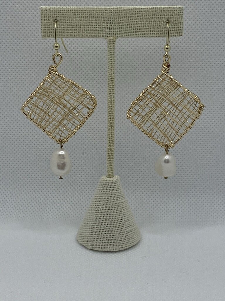 FRESH WATER PEARL BASKET STANCHION.jpeg