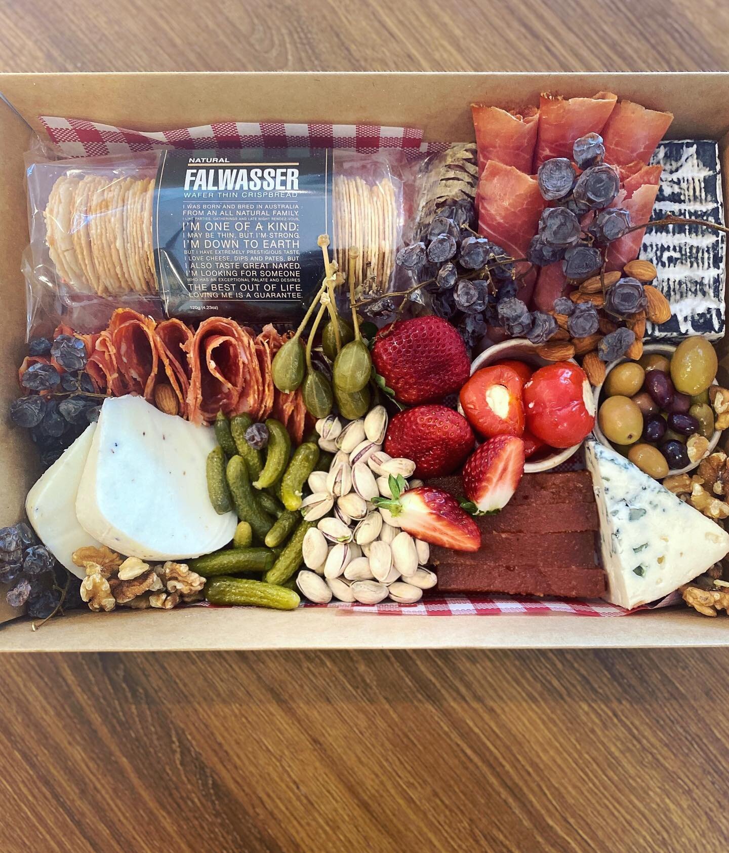Another platter full of Deli treats! This customer chose the ash Brie, truffle pecorino and Saint Agur for her box.. three of our favourites 🧀