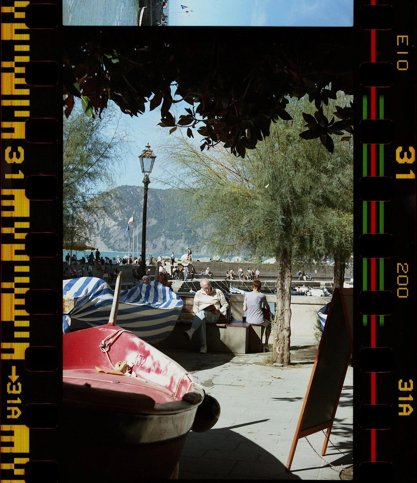 Reading the paper in the sun. This photo was taken last year in Vernazza (Cinque Terre). We will be back in Italy soon. 

This photo was taken on film and scanned and edited by SIMON&amp;ARNOTT

.
.
.
.
.
#35mm #filmphotography #35mmscan #filmisnotde