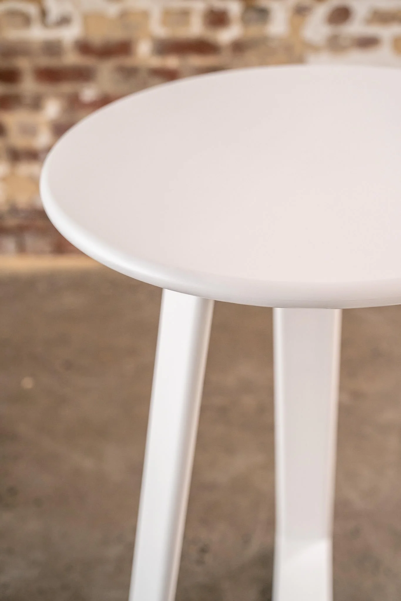 Grace white cocktail table with round timber top