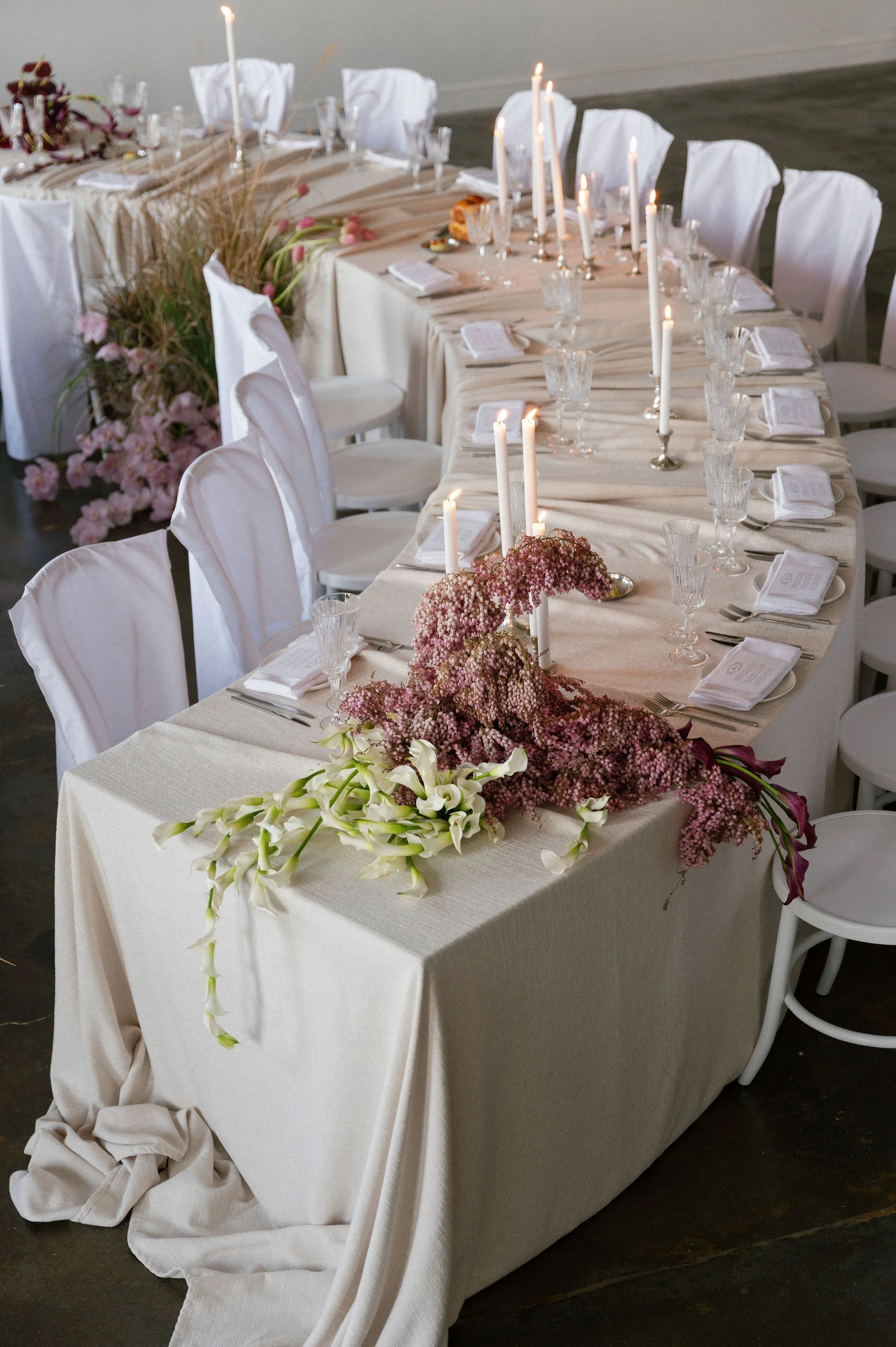 Curve Table wedding setup
