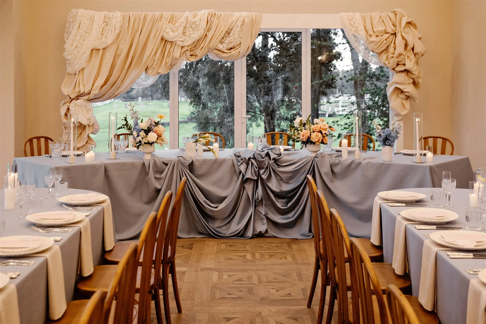 Viola Arch set behind a beautiful curved bridal table