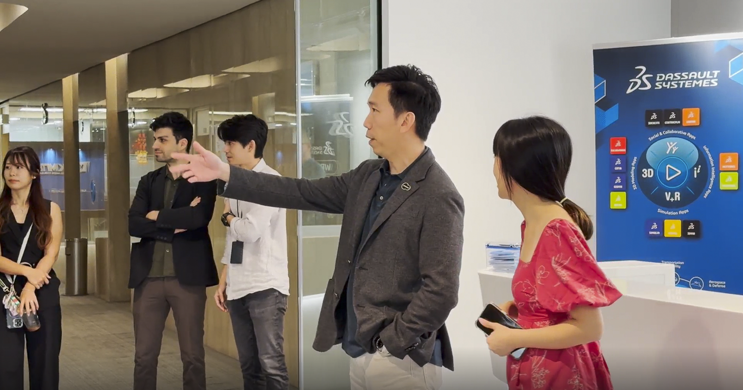  圆满落成，全员齐聚——项目团队成员在竣工空间内合影，静候庆典时刻的到来。 