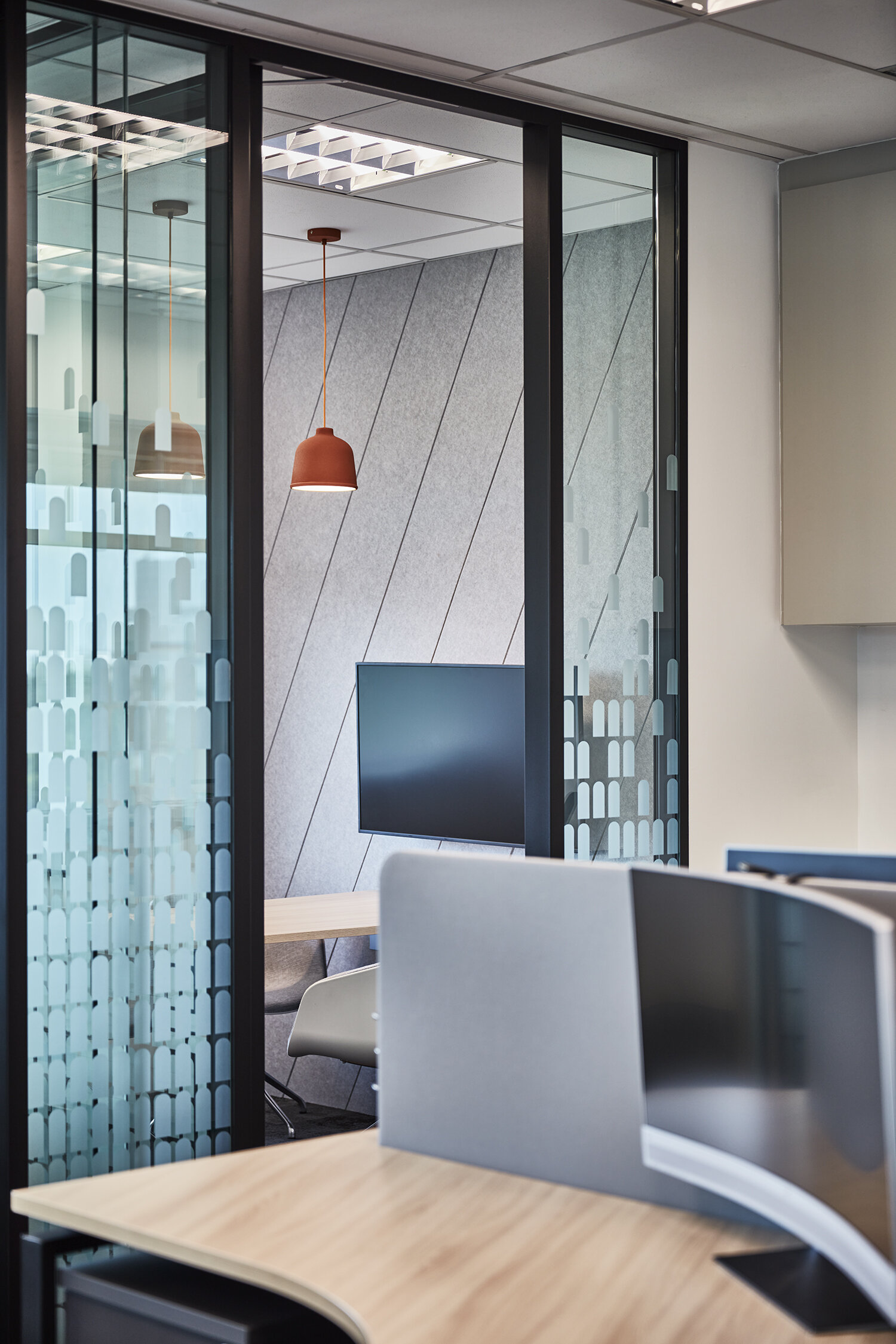  细微的界限、协调的流通安排，以及鲜明的装潢选材有助于区分办公室各处的功能，并维持同事的个人空间与隐私。 