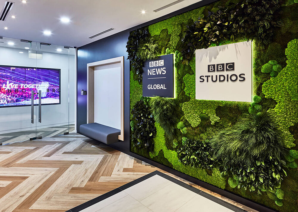  通过将木制元素和绿化设计巧妙融入整个办公室，体现BBC与大自然的紧密关联。BBC Studios and BBC Global News are trademarks of the British Broadcasting Corporation and are used under license.⁠ 