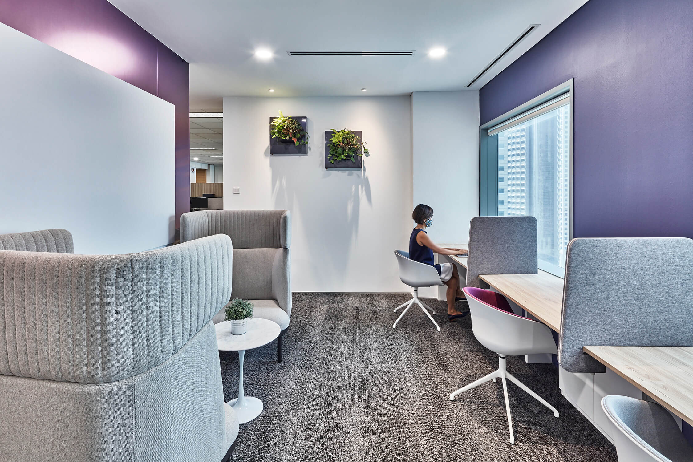  新办公空间增设访客休息室，兼具协同工作区的功能。 