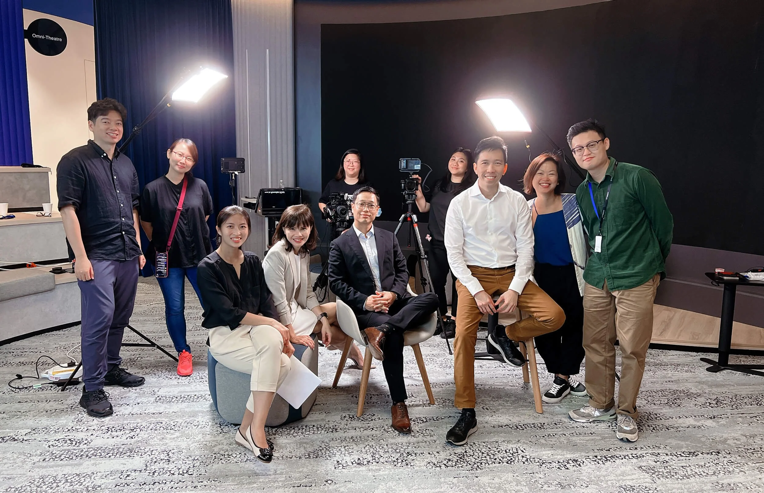 幕后:我们拍摄视频时采访了 Evident 的“明星”和营销传播团队,Evident、Conexus 工作室与 Vocare Studio 的视频工作人员(第二排)合影