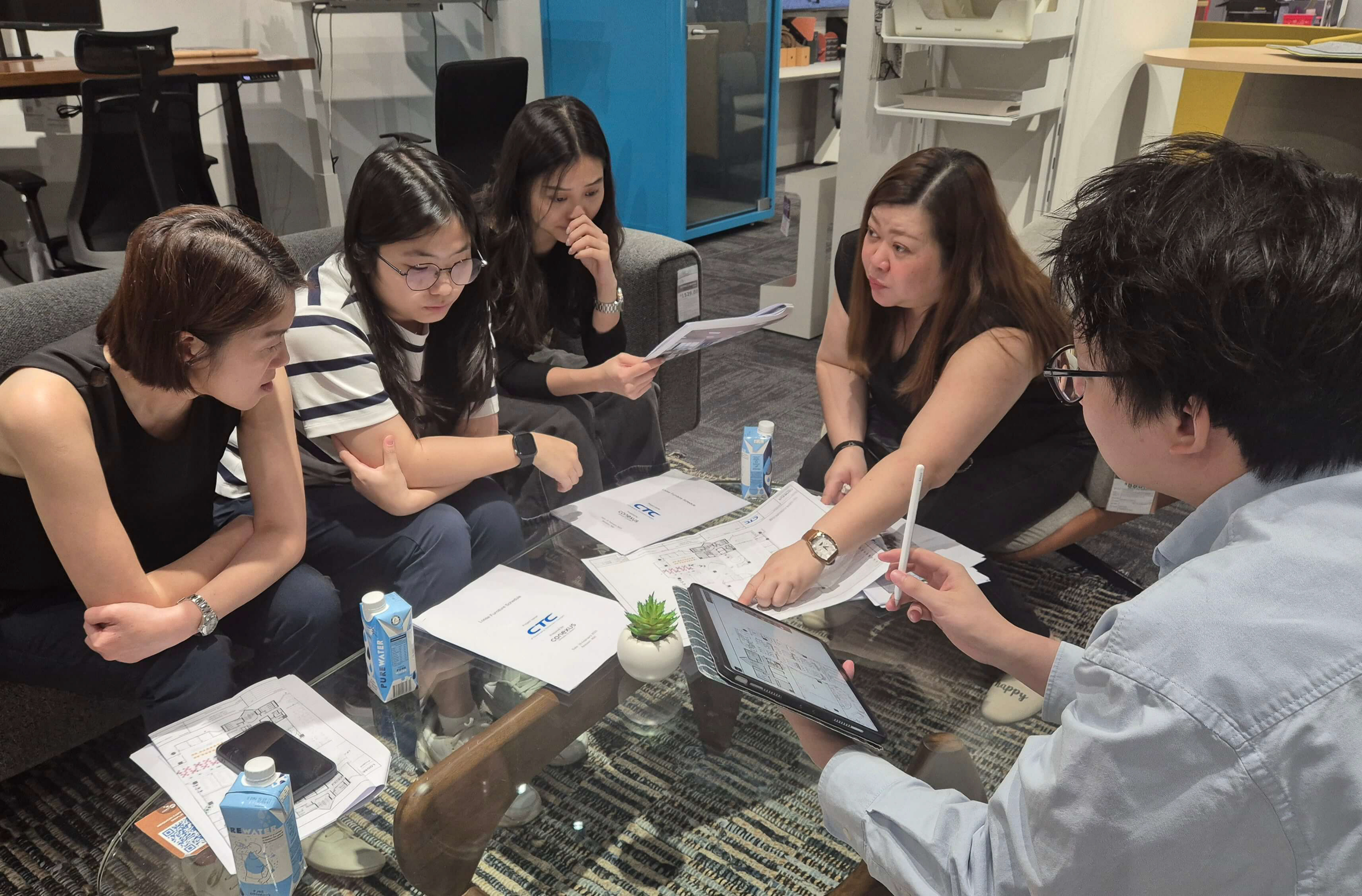 审阅方案,探索可能:精心挑选办公家具,确保每一处细节都体现新空间的愿景。