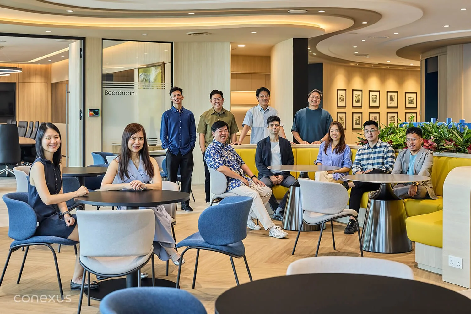  Conexus 工作室团队庆祝新项目顺利落地：新空间旨在传递品牌文化、激发协作与创意。 