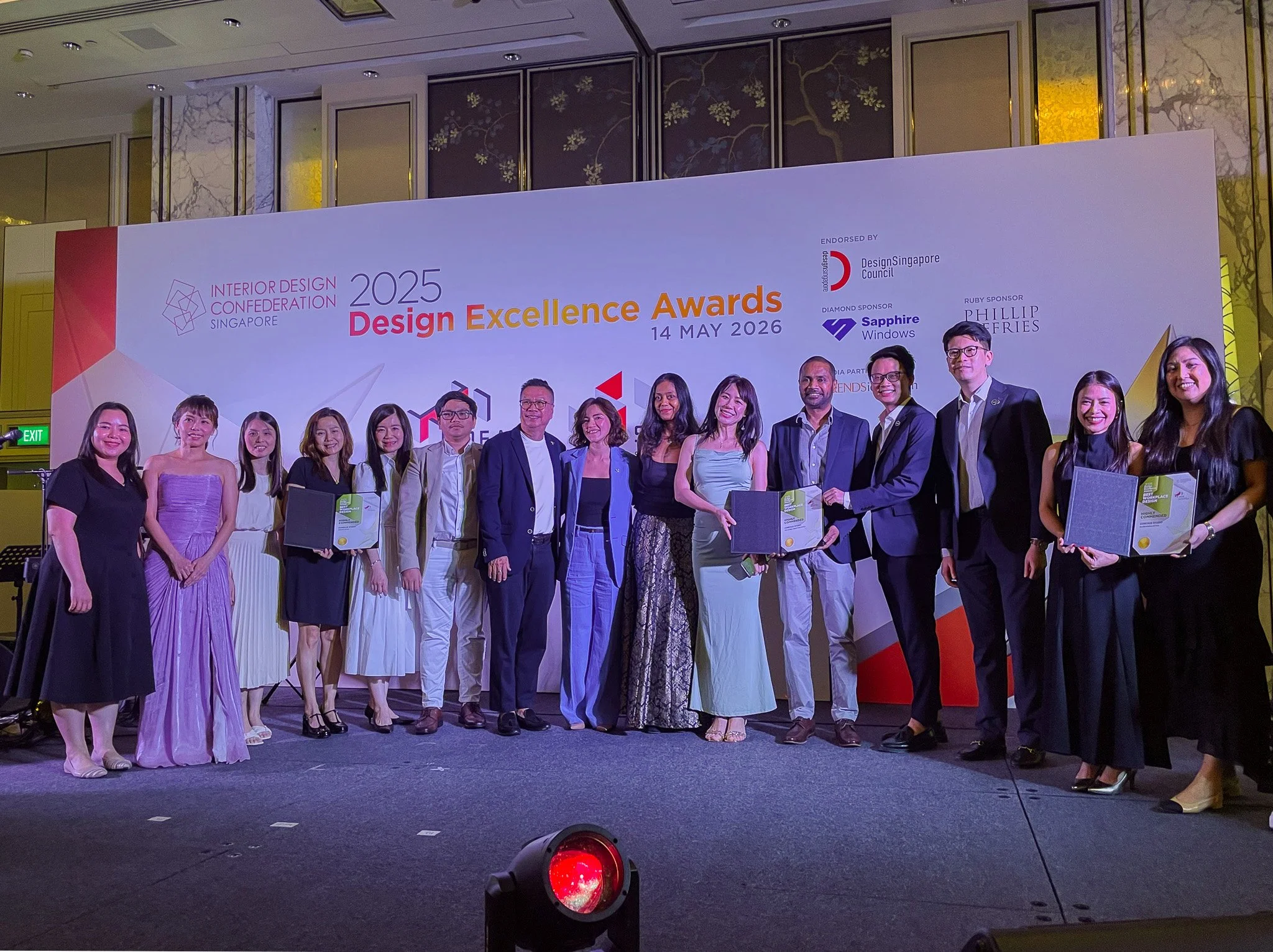  Conexus工作室团队登台领取高度赞誉奖,与客户及其他设计工作室同台合影 