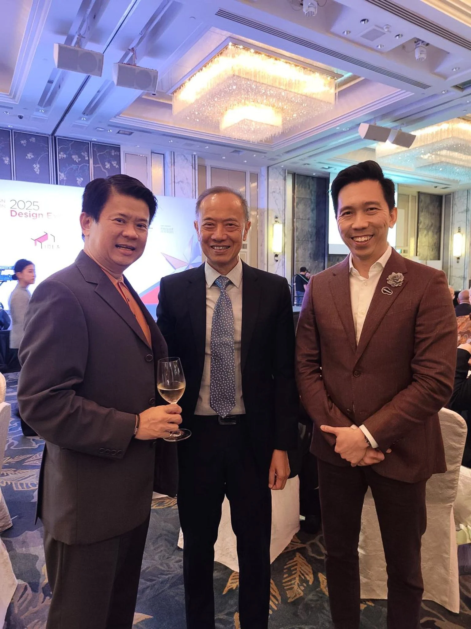  高级项目总监Roy Ngai与集团董事总经理Brendan Khor,与新加坡前外交部长、李光耀公共政策学院客座学者杨荣文(居中)合影 
