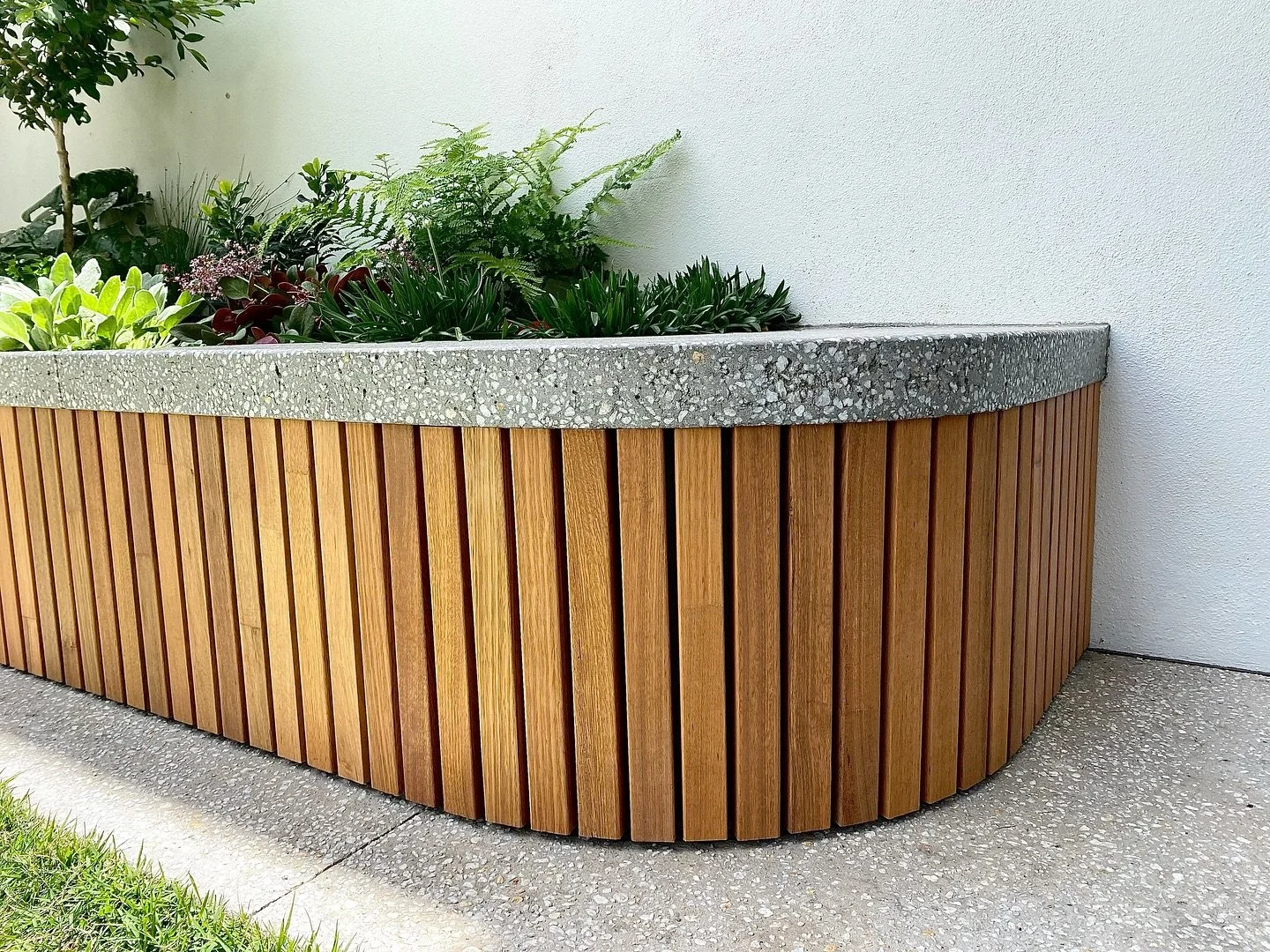 Beautiful Iron Ash battens installed by Eco Carpentry. 
Designed by @redbird_design  Supplier @austim_timber  #timber #ecocarpentry #ironash #gardendesign #perthlandscaping #pertharchitecture #outdoorliving #chippylife #outfoorscreening #lanscapearch