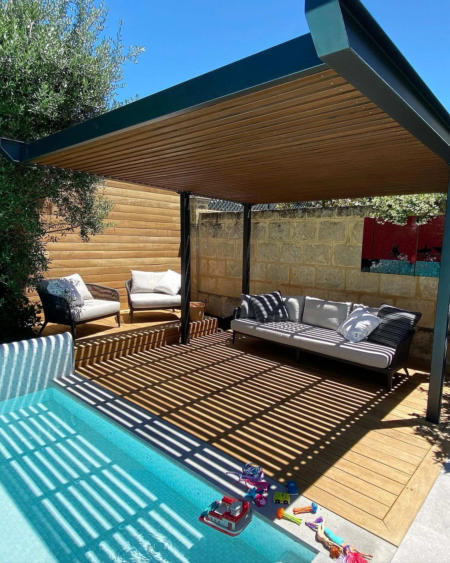 🌞 Beat the Perth heat in style! Our Retreau Designer Pergolas provide the ultimate poolside oasis for those scorching hot days. Get your FREE quote today and turn your pool area into a haven of relaxation. 💦 #PoolsideEscape #PerthSummer #RetreauPer