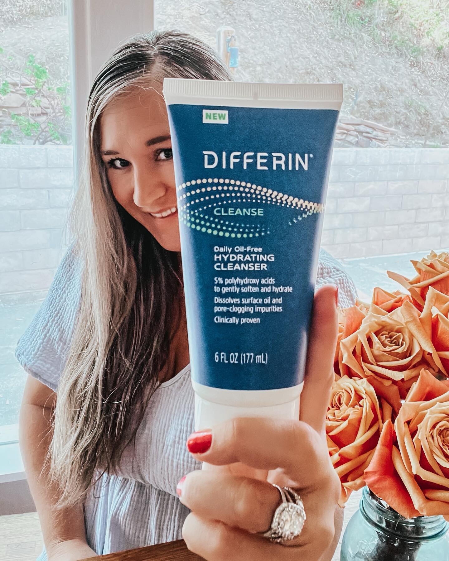 This face wash has been a game changer for me.  I'm always cautiously looking for the right products for my skin. When @differinus gifted me their daily oil-free hydrating face wash I was excited to try.  I have to use oil free products because of a 