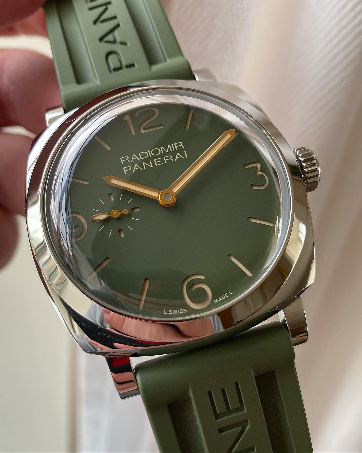 💚 NWA 💚 Introducing the PAM995, a beautiful green design with gold accents on the dial. ✨

Powered by the P.4000, the first automatic movement with an off-centre micro-rotor developed in Panerai Neuch&acirc;tel. Swipe to view! ➡️

Available SOON at