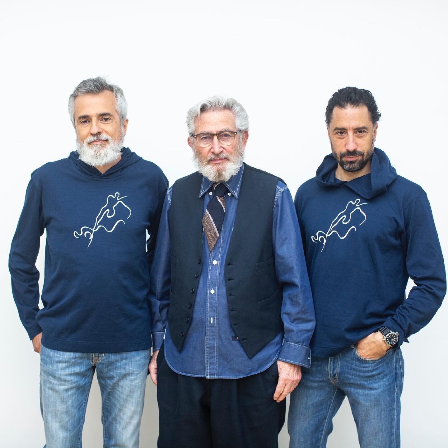 Nous sommes heureux de pouvoir &agrave; nouveau nous entourer de nos amis 💙Autour d'Albert, Frank et Matteo portent un Tee shirt bleu marine, manches longues et capuche, en coton d'Egypte. Disponible &agrave; la boutique - 290&euro;