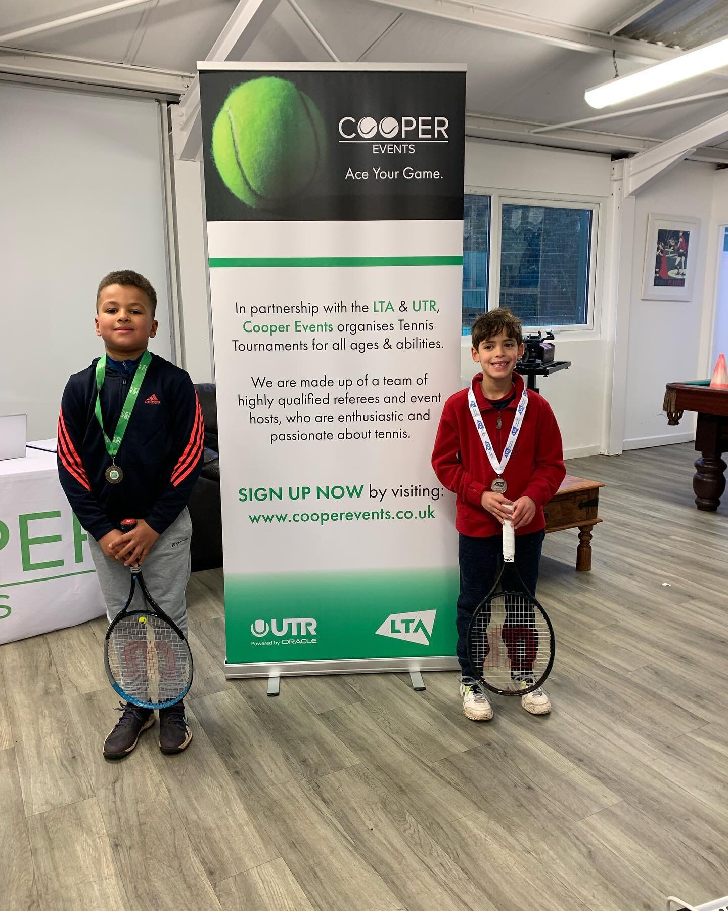 9u Mixed Grade 5 and Girls 14 Girls Singles Grade 5, on 28/11/21.
On the right we have the runner up Joel and on the left we have the winner Kai in the mixed draw.
In the girls draw we have the runner up Olivia on the right and the winner Tak Sum on 