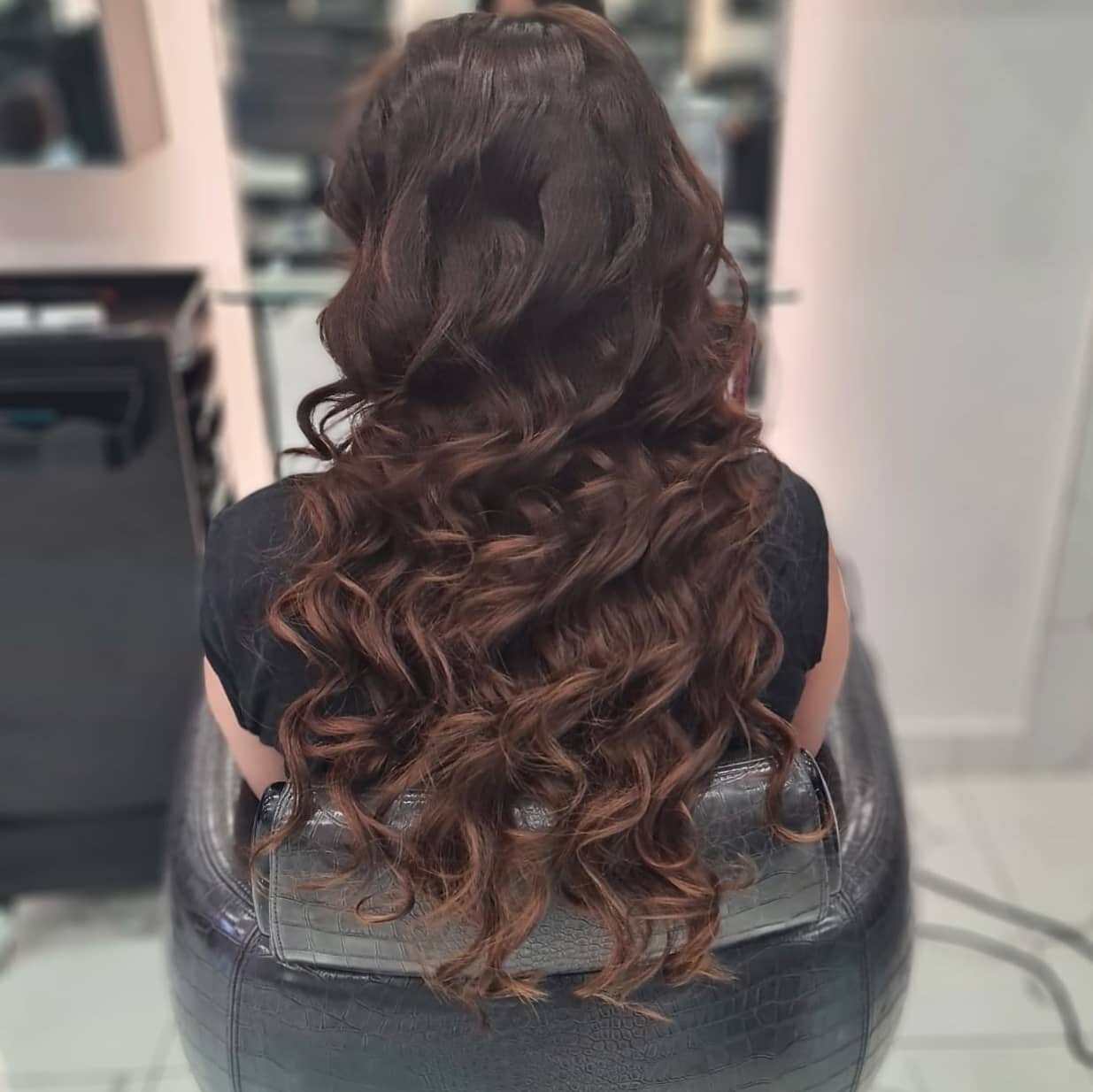 Rapunzel Rapunzel let your hair down! 
Creating long lasting curls, which stay firmly in place until your next wash. Long lasting fairy tale glam!

..... 

Styled by @beatacastielhair
.
.
.
.
.
.
.
.
.
.
#hairoftheday #hairstudio #lorealsalon #rapunz