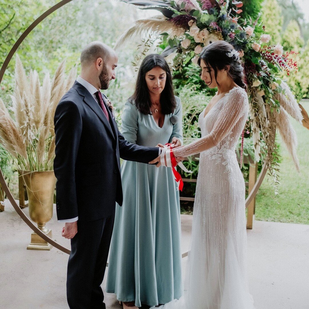 Celebrar o Amor &eacute; unir duas hist&oacute;rias ❤️

{ espa&ccedil;o @valedacorgaeventos / 📷 @joaoalmeida / 🎥 @24films_cinematography / 🌹@ofilhodarosa / celebra&ccedil;&atilde;o @celebraroamor }⠀

.
.
.
#celebramosoamorcelebramoscerimonias #cel