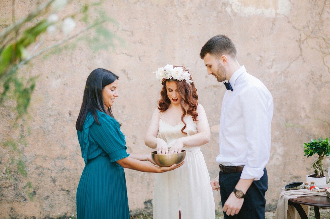 Rituais que marcam o momento do &quot;sim&quot; ❤️

Organização @velvet_ideas
Decoração e styling @bouquetdeliz
Fotografia @momentocativo
Video @joaorosavisuals
Vestido @joanamontezatelier
Sapatos da noiva @cremecaviarshoes
Alianças @brunavascon