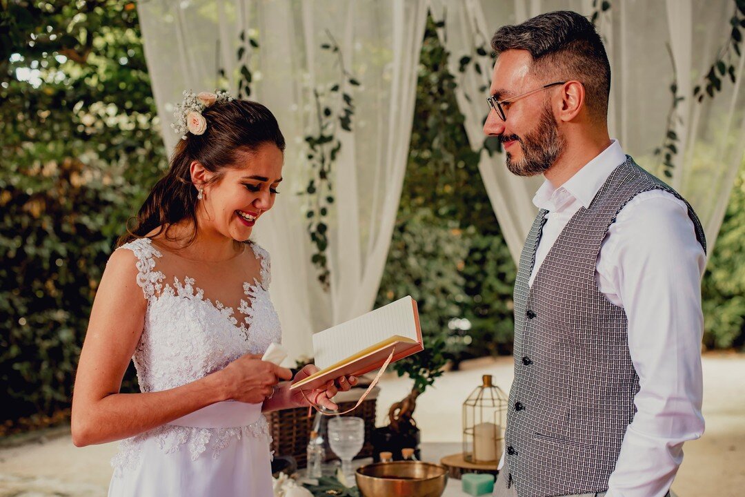 Dos momentos mais emotivos e bonitos da cerim&oacute;nia: os votos 🤍

{📷 @memoirefoto }

#celebramosoamorcelebramoscerimonias #celebraroamor #casamento #celebraroamorcerimonias #casamentospt #weddingawards2020 #noivas2022 #weddingcelebrant #noivasp