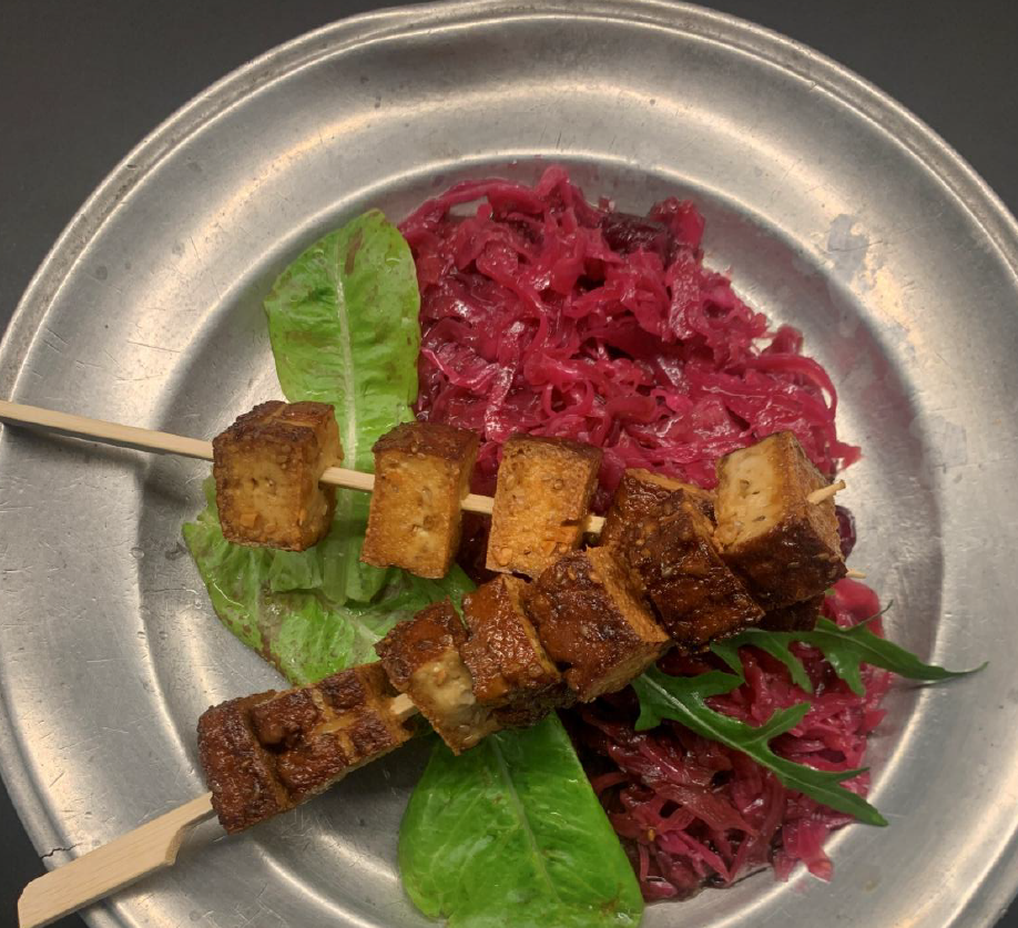 Blaukraut mit Räuchertofu-Spießen