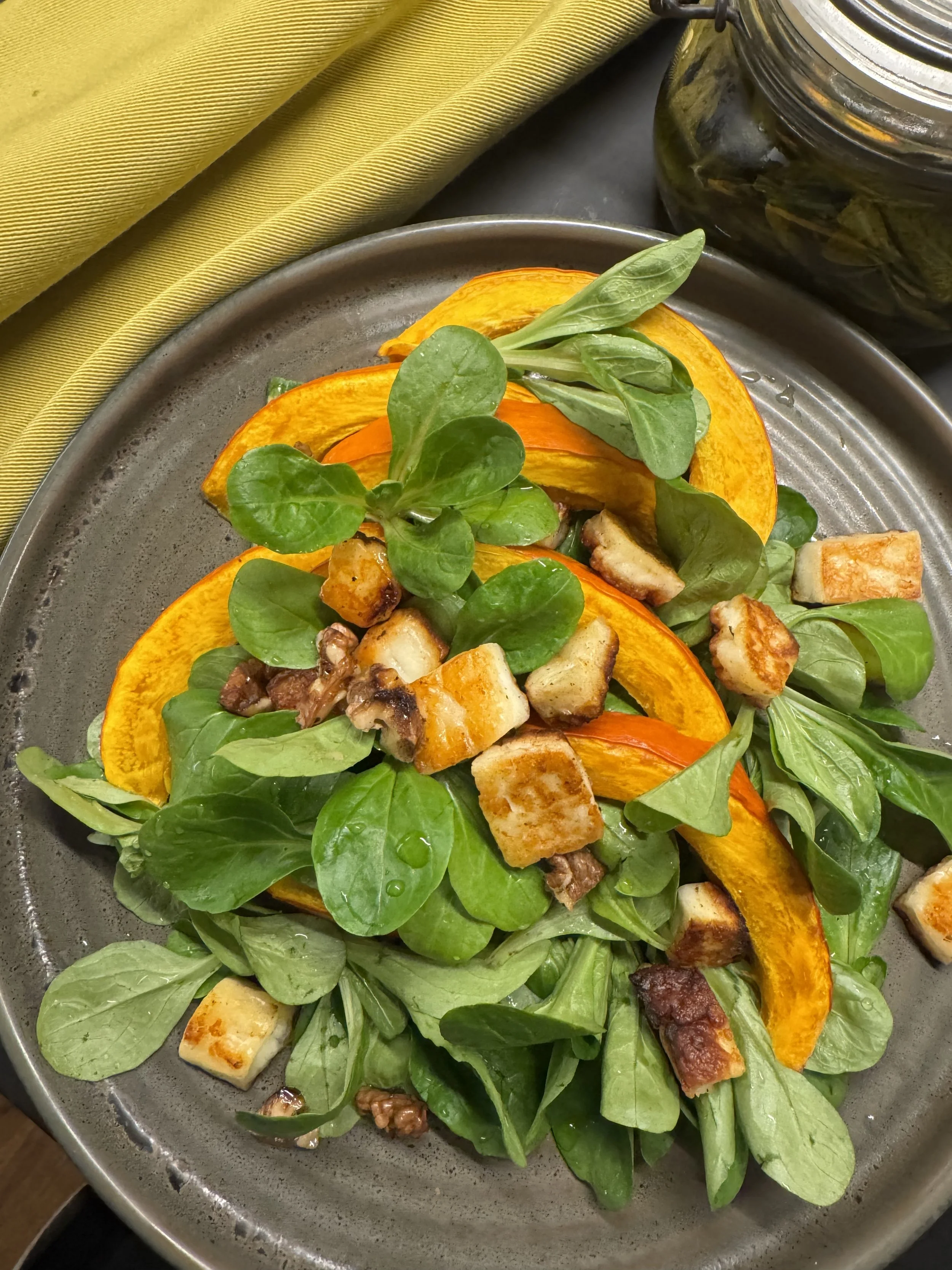Feldsalat mit Kürbisspalten und Halloumi