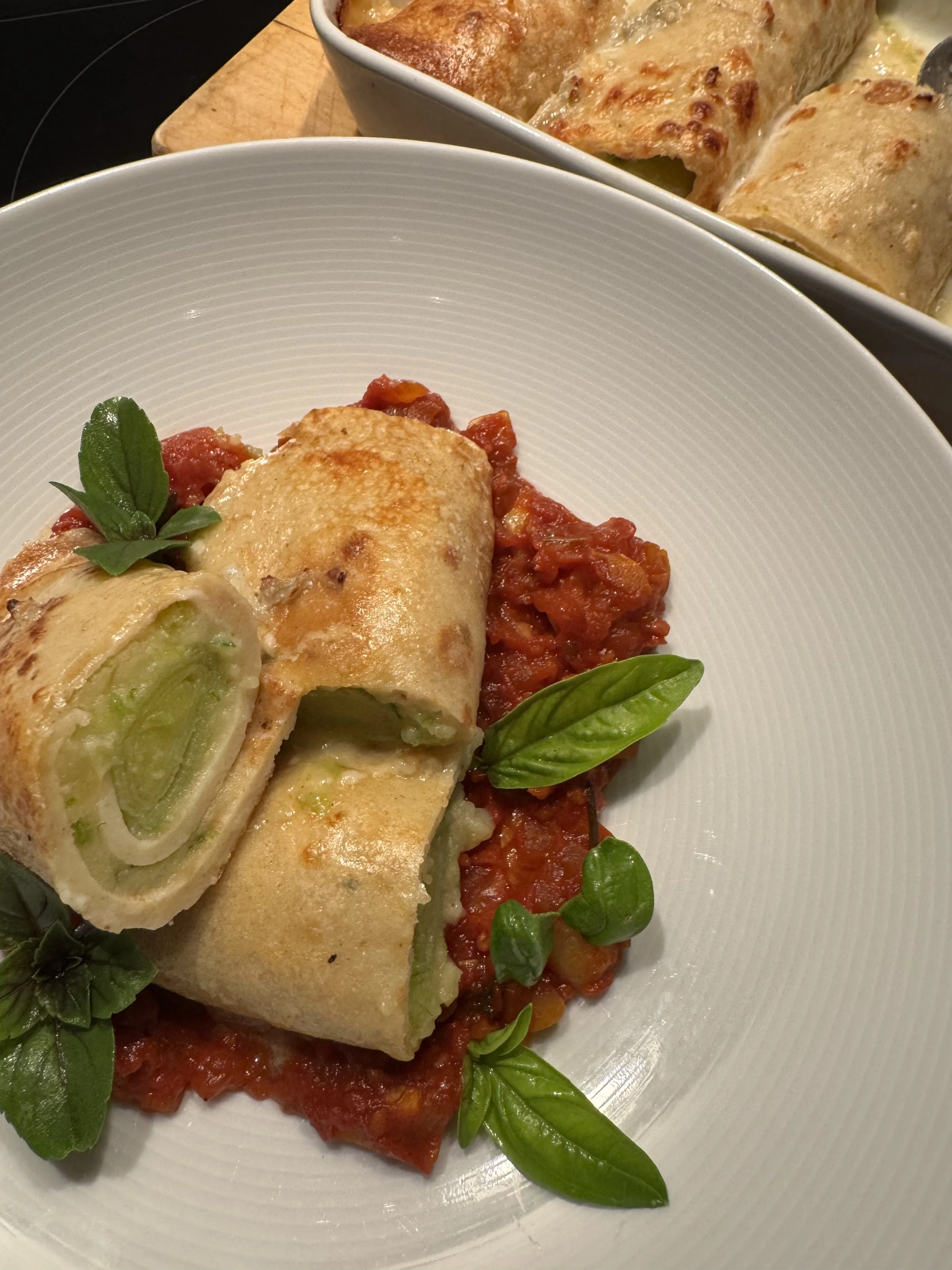 Gratinierte Lauchrollen mit Tomatensauce