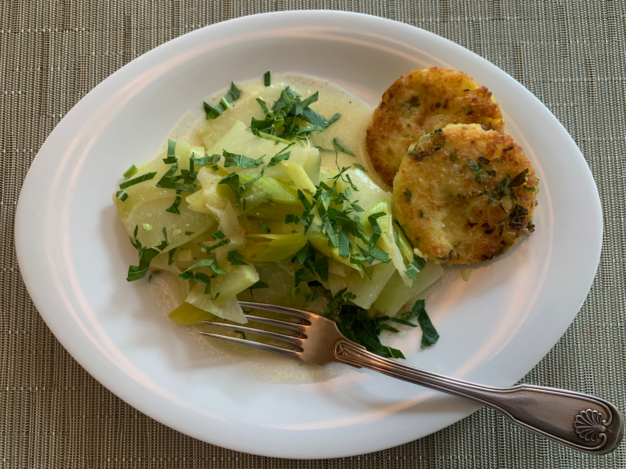 Kohlrabi-Lauch mit Kartoffelplätzchen