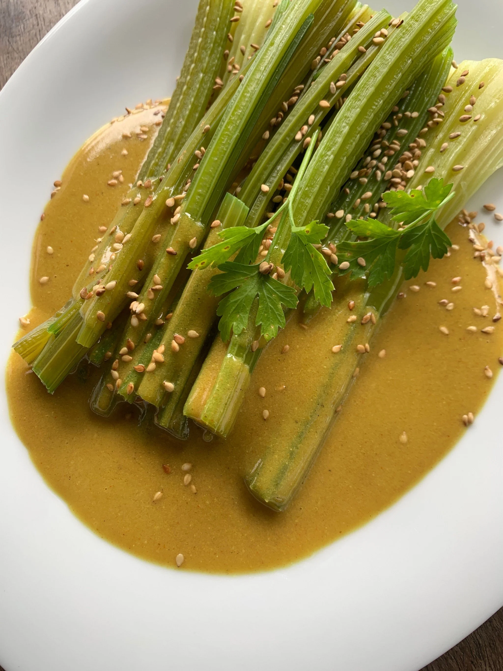 Stangensellerie mit Currysauce
