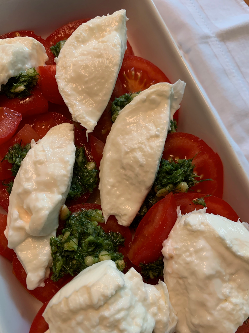 Tomate mit Petersilienpesto und Mozzarella im Ofen überbacken