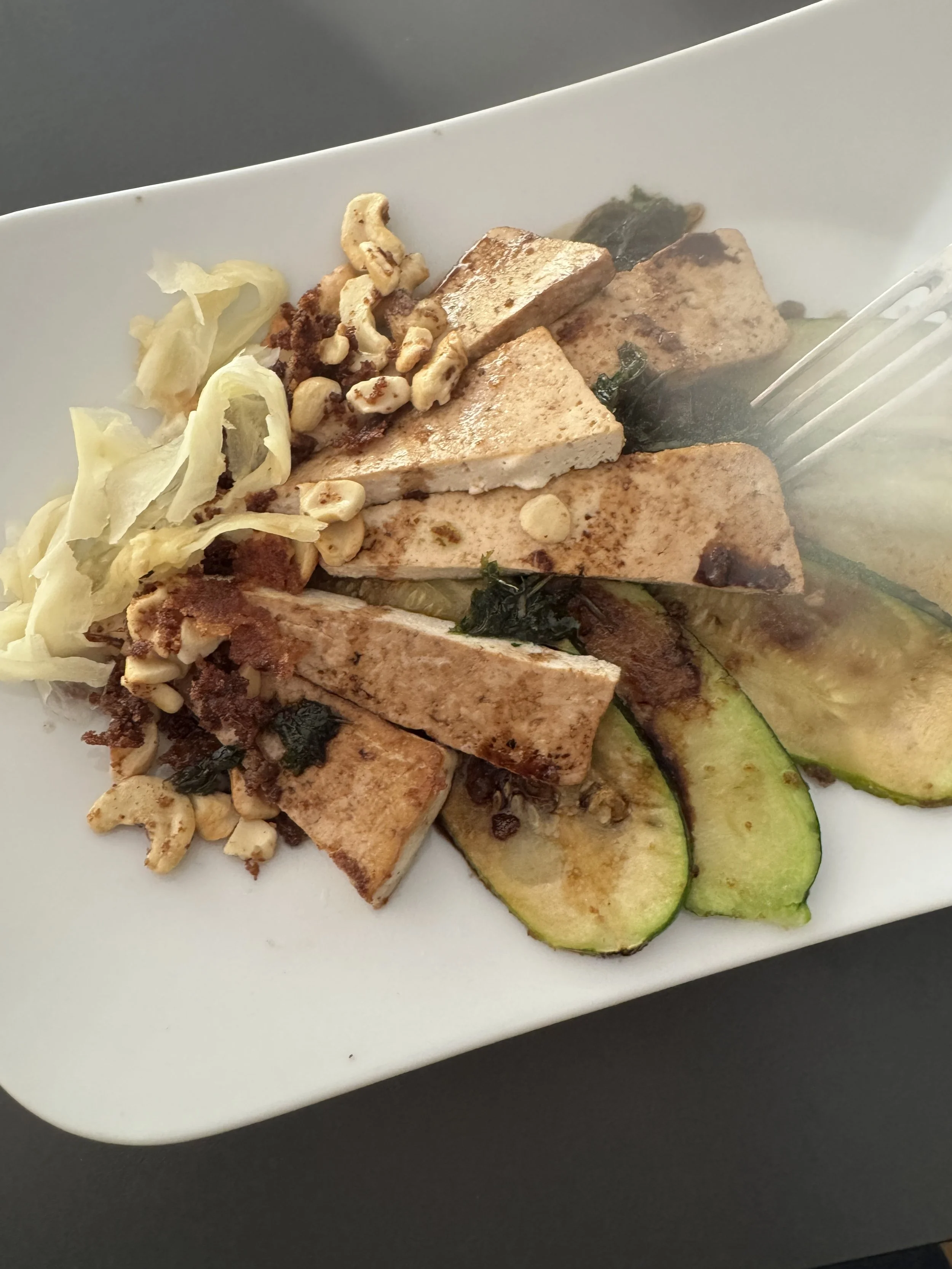 Zucchini mit gebratenem Tofu
