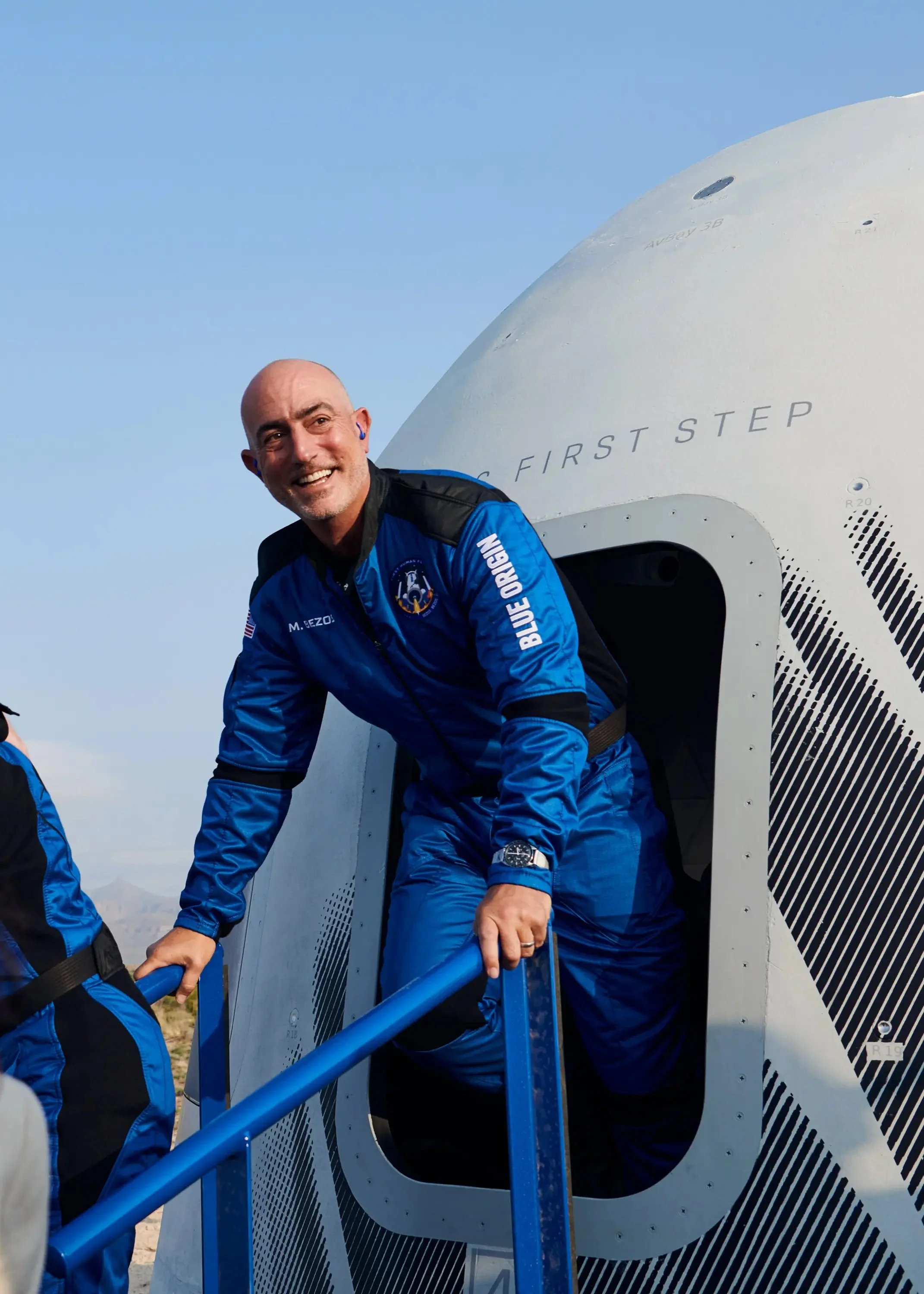 gallery-blue-origin-first-human-flight-l0-mark-bezos-egress.jpg