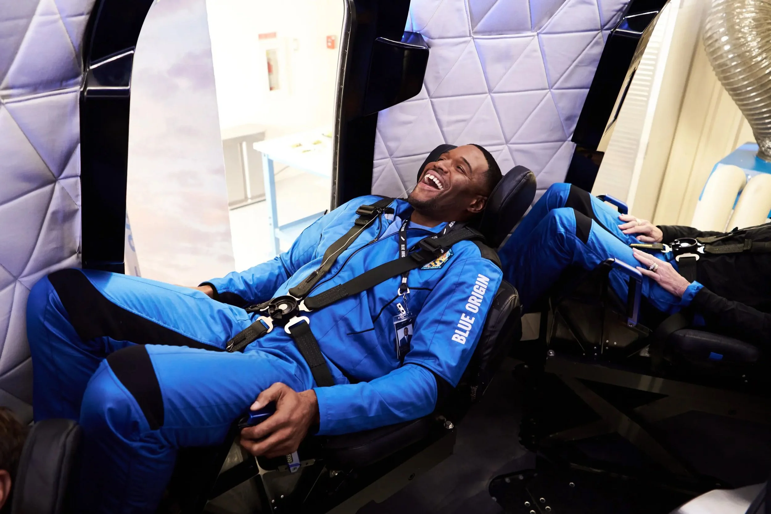 gallery-blueorigin-ns19-strahanseatsmiling-l-3.jpg