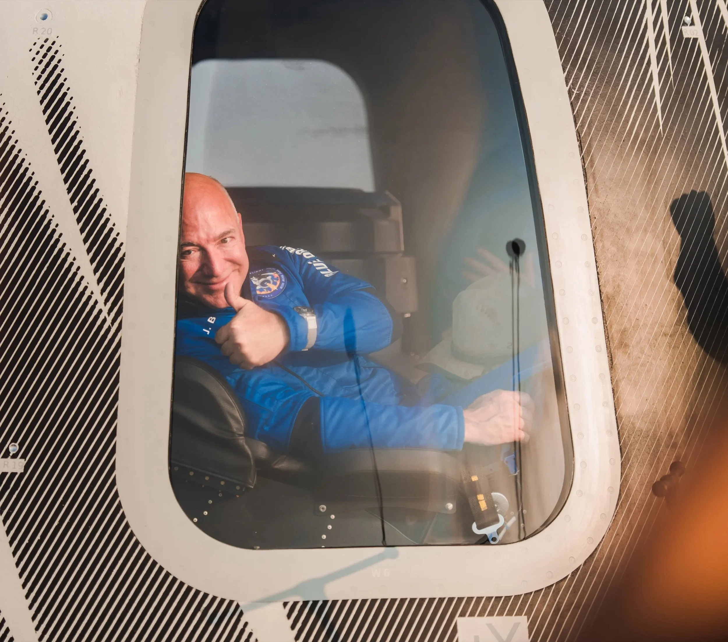 gallery-blue-origin-first-human-flight-l0-jeff-bezos-thumbs-up.jpg