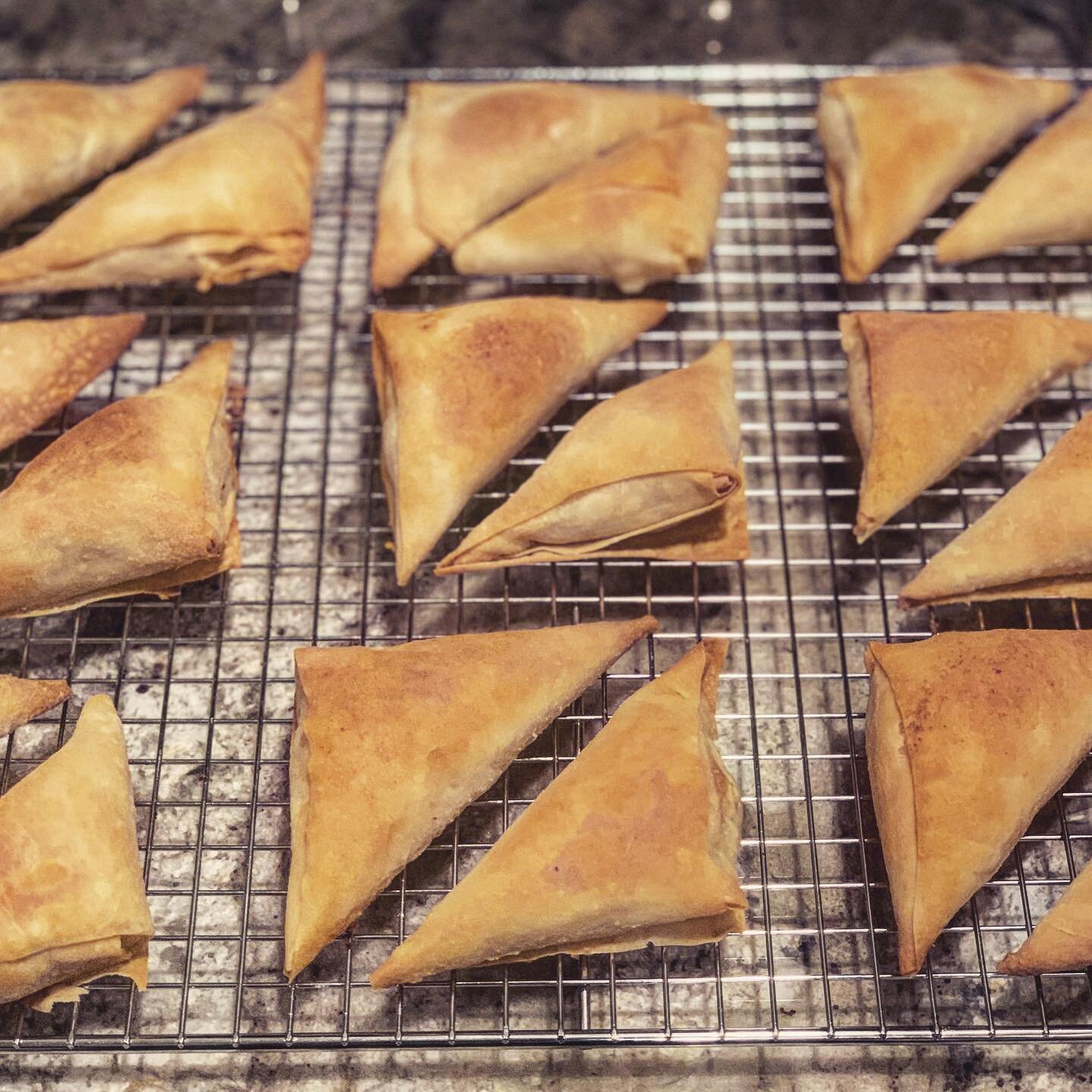 I call this one the love triangle ⚠️ some days I just dream of #tiropitakia⁣⁣
⁣⁣
Stay tuned for an episode soon on homemade phyllo dough along with different fillings. ⁣⁣
⁣⁣
🔗 𝐋𝐢𝐧𝐤 𝐢𝐧 𝐦𝐲 𝐛𝐢𝐨 𝐟𝐨𝐫 𝐦𝐨𝐫𝐞 𝐫𝐞𝐜𝐢𝐩𝐞𝐬 𝐞𝐚𝐜𝐡 𝐰𝐞𝐞?
