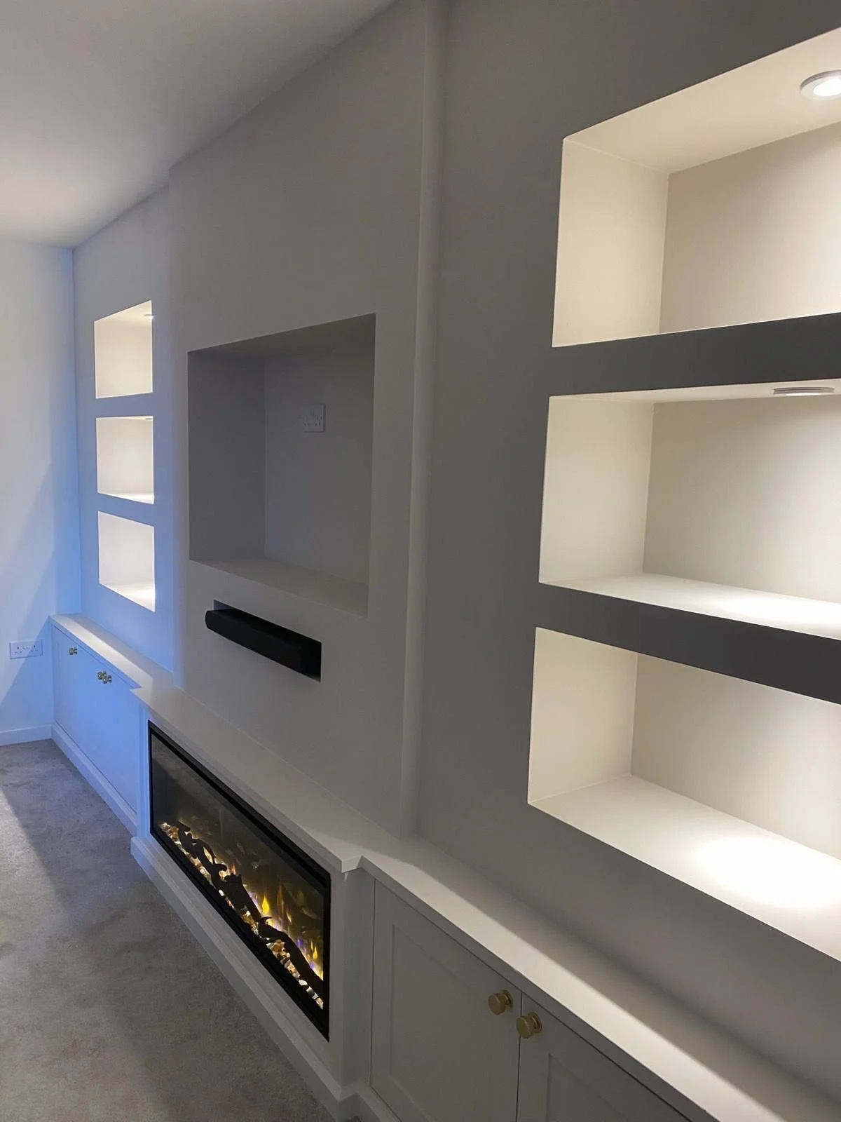 📺 From&nbsp;a&nbsp;blank space to&nbsp;luxury media wall 📺  A lovely local couple had just moved into their new-build home and wanted to turn an unused wall into something far more special. 
🏡
So our member @fitted.interiors.by.lime created:
- A l