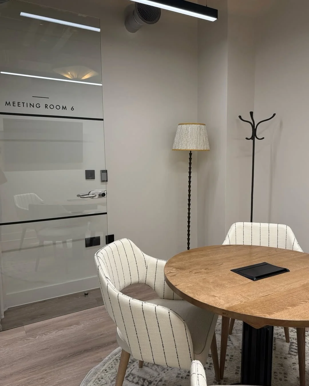 👩🏻&zwj;💻 Looking for a meeting space in St Albans?👩🏻&zwj;💻

Our member @wearecospace has meeting rooms available to hire for members and non-members. 
📚
They provide a confidential space, equipped with plug-and-play presenting and conferencing