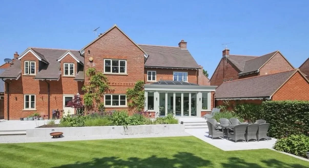Our member @kingsholmeconservatoriesltd is a well-established specialist in designing, manufacturing, and building bespoke orangeries, conservatories, and roof lanterns. With nearly three decades of experience, the company has built a reputation for 