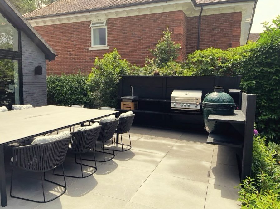 Love entertaining?! 
🎉
If you are looking for a stylish outdoor kitchen design that works in harmony with your garden and doesn&rsquo;t take up valuable entertaining floor space, WWOO could be for you!

📷 Scroll to see more images from this project
