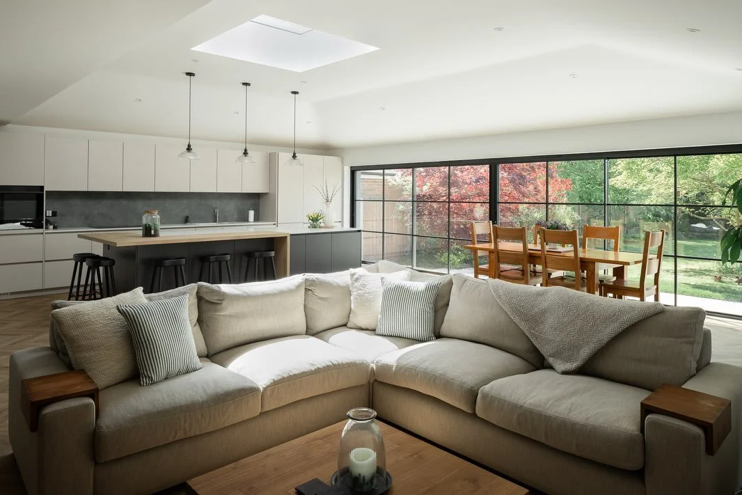 🏡 Open Plan Living 🏡 
 This open plan space by our member @db_renovations , is both beautiful and practical for family life and entertaining. 
🧑&zwj;🧑&zwj;🧒 Crittall‑style doors were installed both internally and externally, complemented by Amti