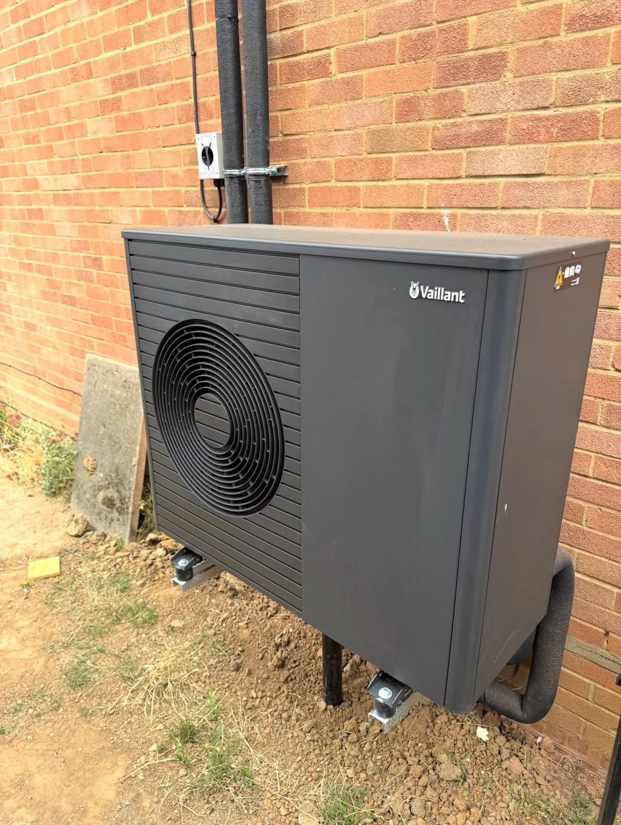 Another Vaillant Arotherm Plus 7kW installed and commissioned this week by our member @teamjmr_mark 🔧
Insulated pipework run cleanly through to a fully labelled cylinder cupboard, weather compensation set up correctly, and system flow rates verified