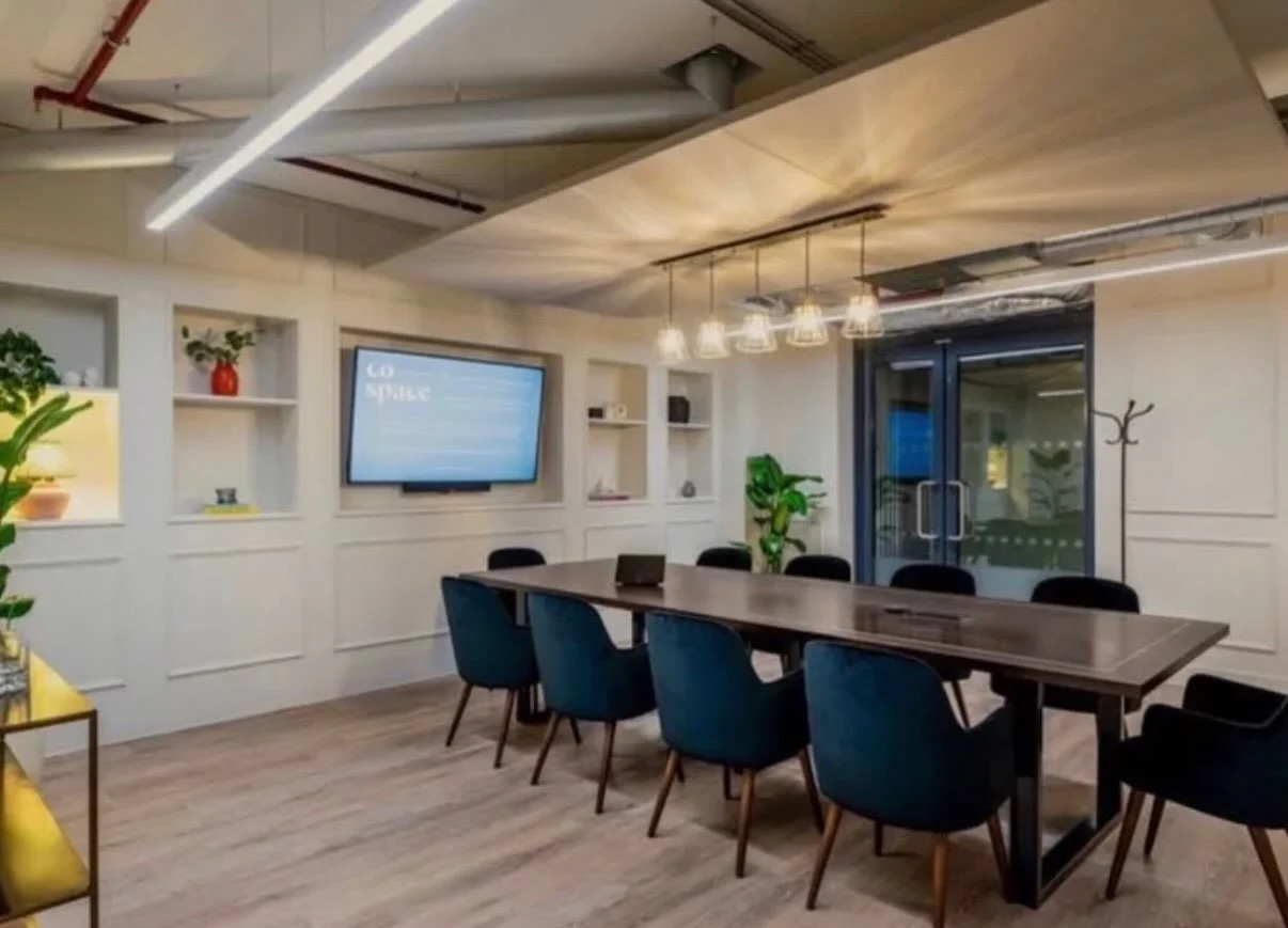 Looking for a professional space to meet, collaborate, or present?
📊
Our member @wearecospace offers three fully equipped meeting rooms suitable for teams of up to 6 or 10 people. 
👩&zwj;💼
Available to both members and non-members, they provide a 