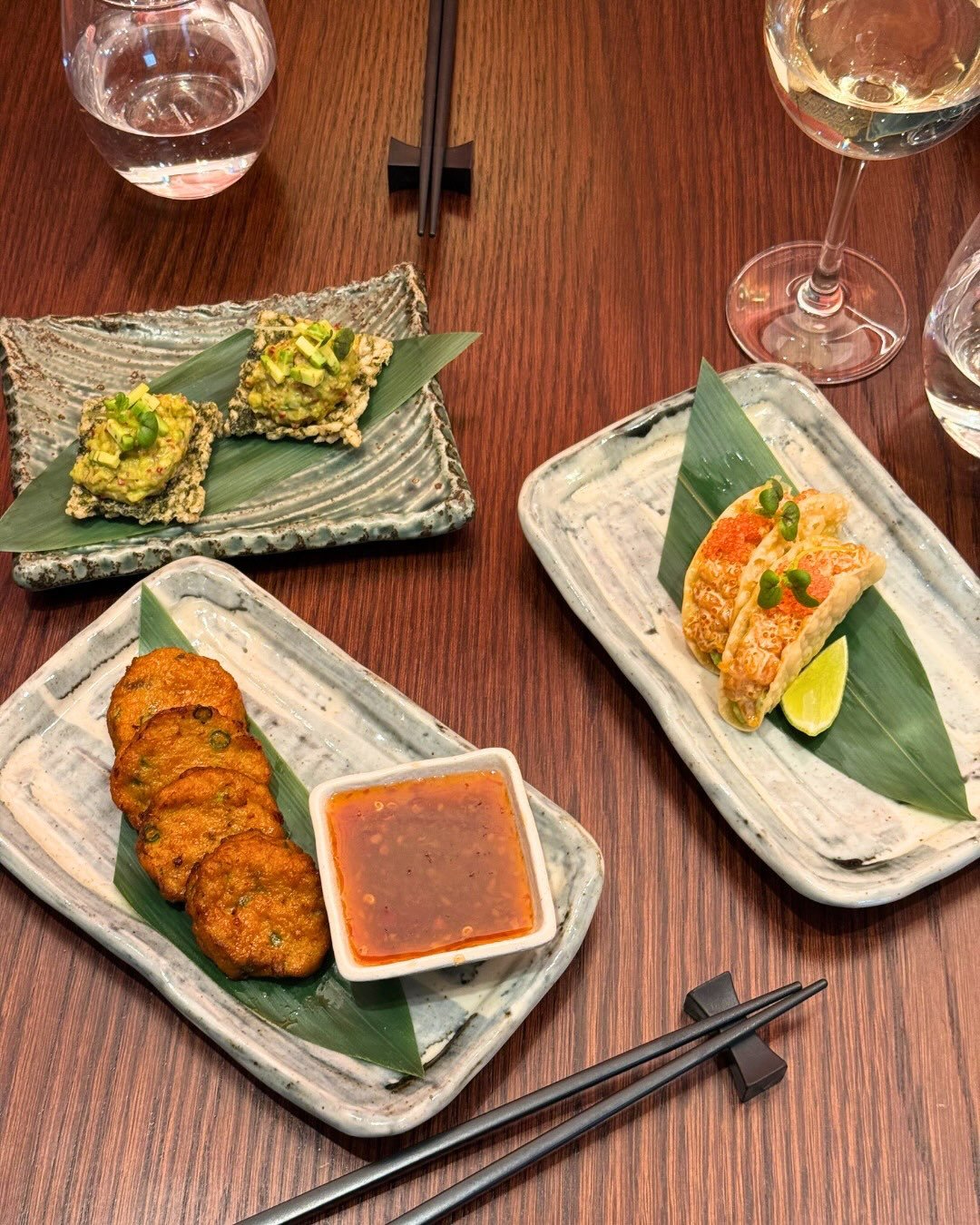 A glass of wine, a few plates to share, and no plans beyond the next pour. An evening at @omboo_restaurant is best enjoyed slowly, with good food, good company, and nowhere else to be.
🍷 
Set within the tranquil surroundings of @sopwellhouse in St A