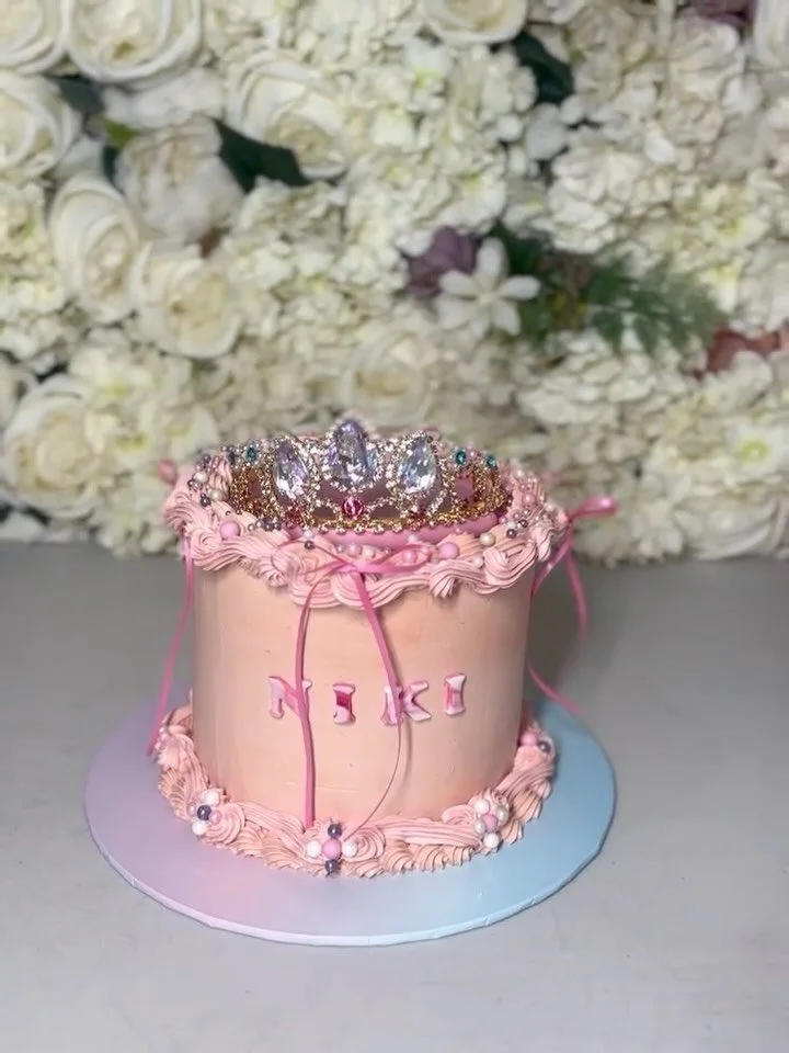 🎂 Pink Crown Cake 🎂 

Our member @_petiteboulangerie was given a brief for this cake. It was&hellip;
👑 
Simple and sweet, pink, princess and crowns. 
🧁 
The element that was most important was the flavour so @_petiteboulangerie made it super spec
