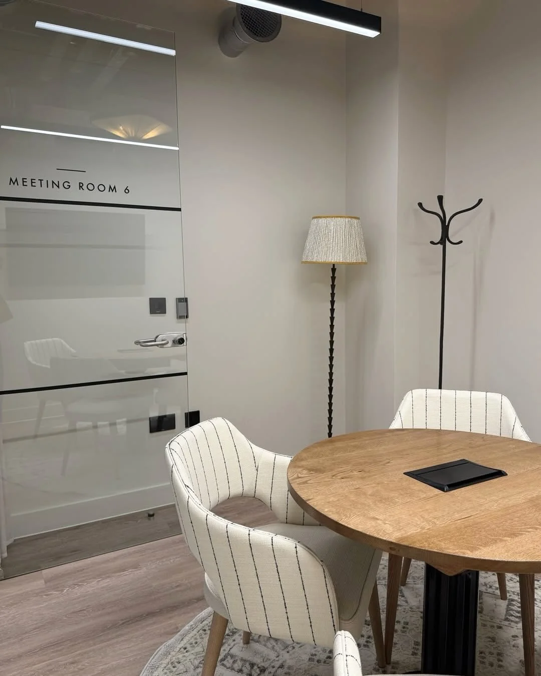 👩🏻&zwj;💻 Looking for a meeting space in St Albans?👩🏻&zwj;💻

Our member @wearecospace has meeting rooms available to hire for members and non-members. 
📚
They provide a confidential space, equipped with plug-and-play presenting and conferencing